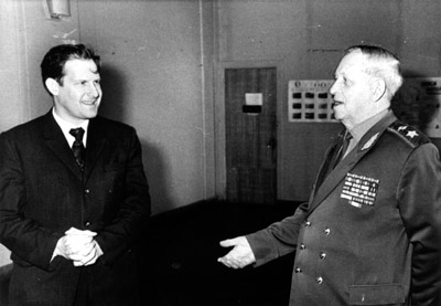 Маршал войск связи И.Т.Пересыпкин и начальник отдела НИИ-108 Ю.Н. Ерофеев